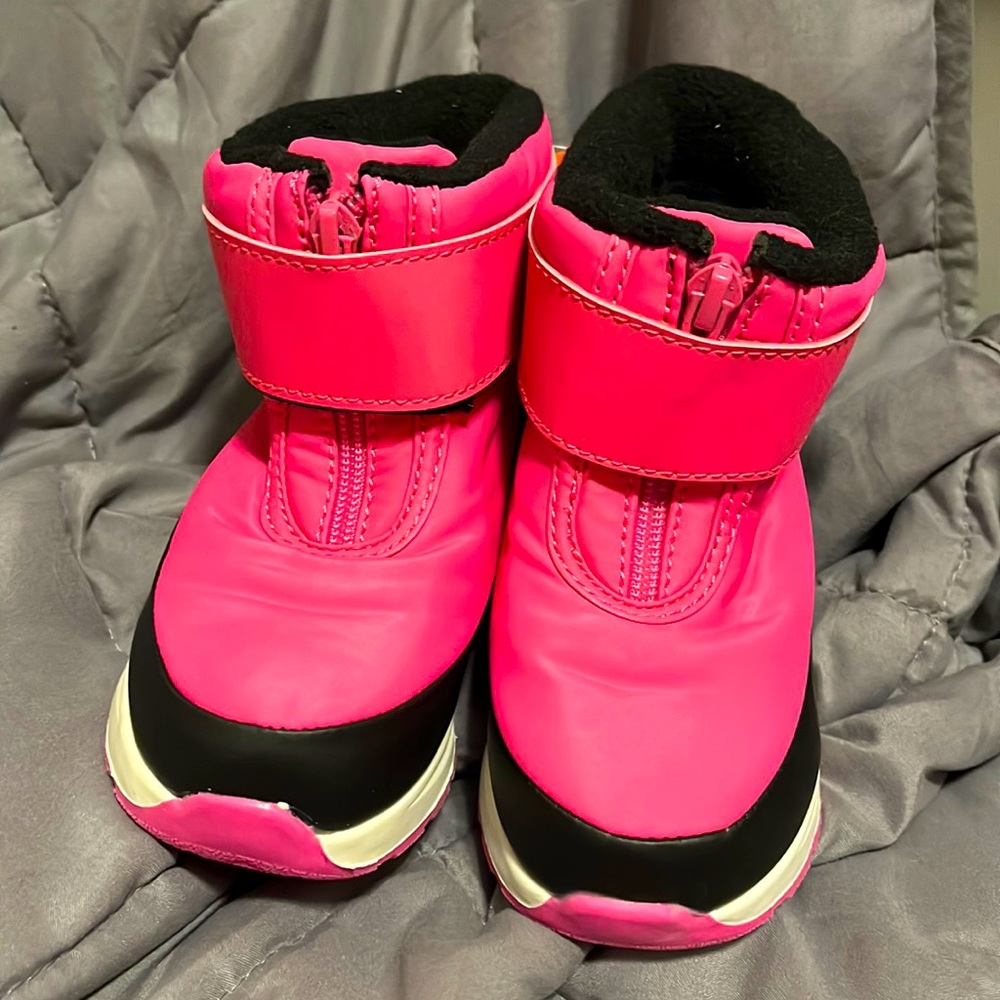 Bnwt fuschia coloured winter boots toddler sz 8 rated to -21 c or 5 F.